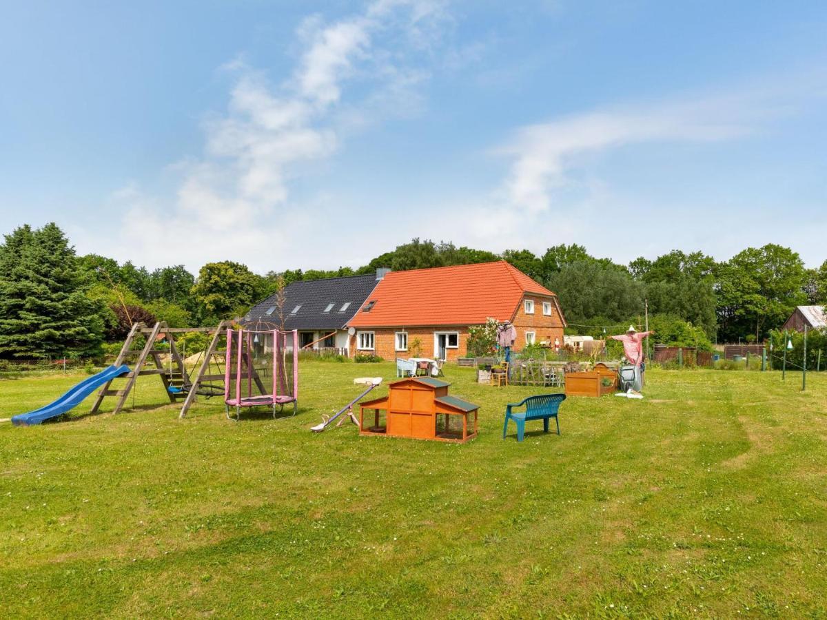 Snug Holiday Home In Divitz Spoldershagen Near Skydiving Екстериор снимка