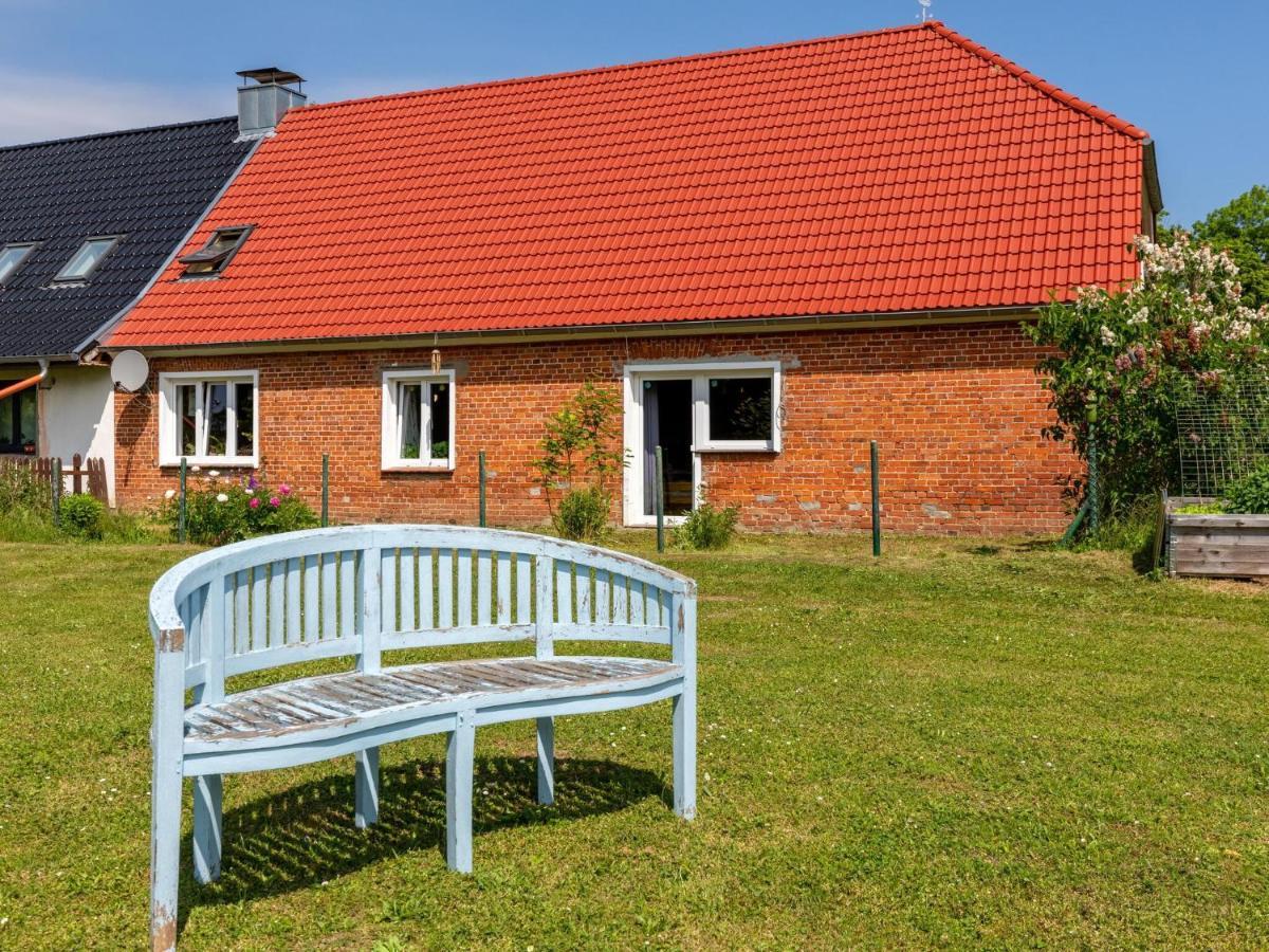 Snug Holiday Home In Divitz Spoldershagen Near Skydiving Екстериор снимка
